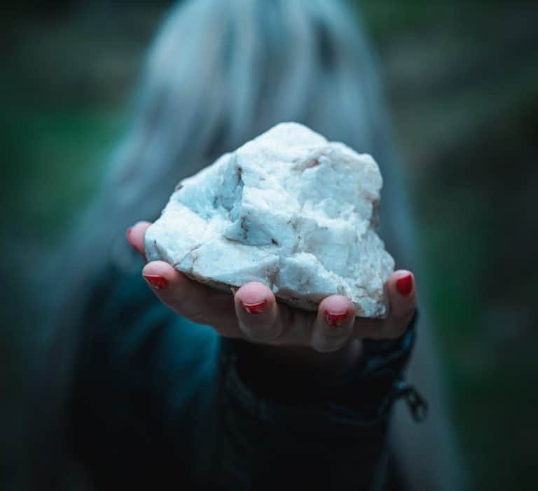 What Crystals Are White? A compact overview and their properties!