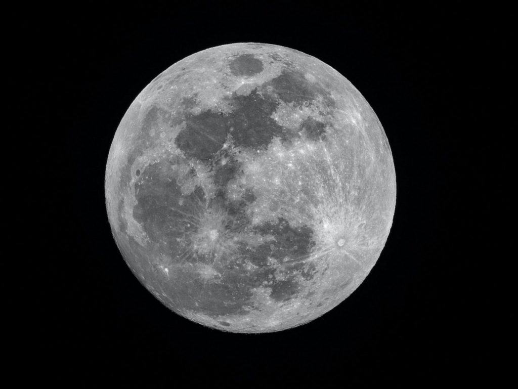 huge full moon dream meaning