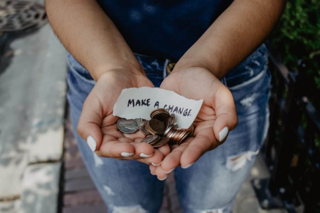 what does it mean to dream of giving money to someone?